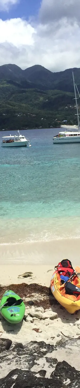 Französisch lernen mit den Füssen im karibischen Meer auf Guadeloupe